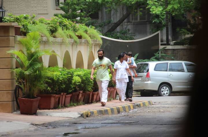 तैमूर के साथ उनकी नैनी भी दिखीं. (तस्वीर: मानव मंगलानी)