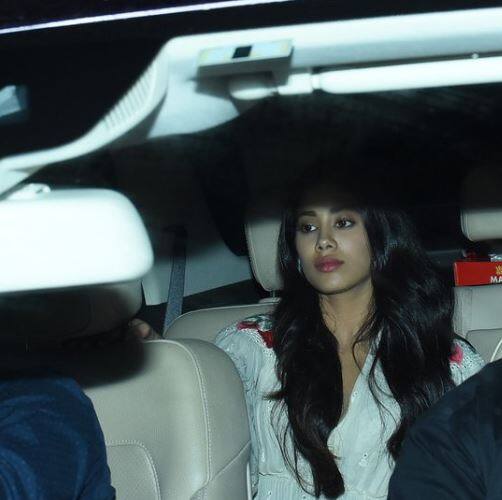 बता दें कि धड़क साल 2016 में रिलीज हुई मराठी फिल्म 'सैराट' का रीमेक है और इससे जाह्नवी बॉलीवुड में डेब्यू कर रही हैं.