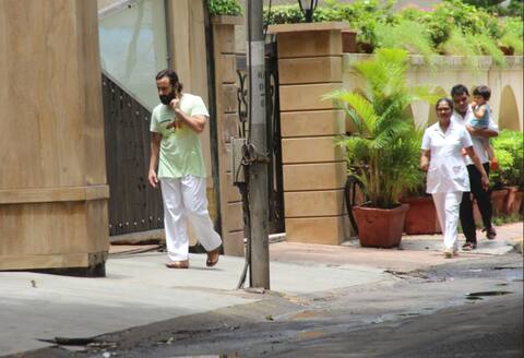 IN Pics: सैफ आगे-आगे तो वहीं तैमूर पीछे-पीछे घर पर जाते दिखें IN Pics: सैफ आगे-आगे तो वहीं तैमूर पीछे-पीछे घर पर जाते दिखें