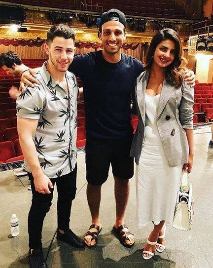 प्रियंका ने इस बारे में कहा था कि वे अभी निक को समझने की कोशिश कर रही हैं. वहीं प्रियंका की मां का कहना था कि इन दोनों के रिश्ते  की बात को आगे   बढ़ाना अभी बहुत जल्दबाजी होगी. फोटोः इंस्टाग्राम