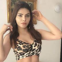 आजकल क्रॉप टॉप में खूब तस्वीरें खिंचवा रही है शर्लिन चोपड़ा, ये है असल माजरा