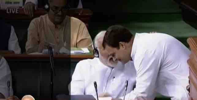Rahul Gandhi HUGS PM Modi after his speech in no-confidence motion लोकसभा में मोदी से गले मिले राहुल और बन गयी ऐतिहासिक तस्वीर