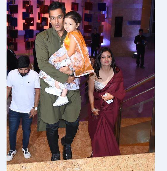  पार्टी में सबसे पहले पहुंचने वाले मेहमानों में क्रिकेट स्टार महेन्द्र सिंह धोनी थे. वो पत्नी साक्षी और बेटी जीवा के साथ पार्टी में शामिल हुए थे. (तस्वीर: मानव मंगलानी)