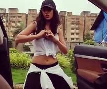 बेहद कूल अंदाज में इस पॉपुलर गाने की थीम पर थिरकती दिखीं निया शर्मा, इनके स्टेप देख आप भी थिरकने लगेंगे