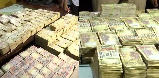 पुणे: 3 करोड़ के पुराने नोट जब्त, गिरफ्तार किए गए 5 लोगों में कांग्रेस पार्षद शामिल Pune: 5 people have been arrested & Rs 3 Crore in banned currency has been seized. Further investigation underway पुणे: 3 करोड़ के पुराने नोट जब्त, गिरफ्तार किए गए 5 लोगों में कांग्रेस पार्षद शामिल