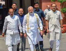 पहली अग्निपरीक्षा में पीएम मोदी पास: विपक्ष का अविश्वास प्रस्ताव गिरा, सरकार को मिले 325 वोट