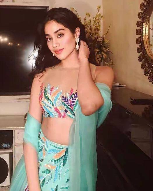 शिखर ने अपनी इंस्टाग्राम स्टोरी पर इस तस्वीर से साथ 'धड़क' को लेकर अपना रिएक्शन दिया है. आपको बता दें कि शिखर पूर्व केन्द्रीय मंत्री सुशील कुमार शिंदे के पोते हैं. (तस्वीर: इंस्टाग्राम)