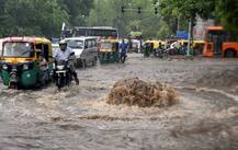 ओडिशा में बारिश से 4 ट्रेनें फंसी, दिल्ली-एनसीआर में भारी बारिश से जगह-जगह पानी भरा