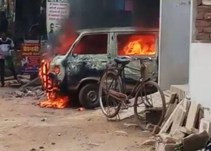 allahabad news fire in school van due to illegal LPG kit गैस किट लगी स्कूल वैन में अचानक लगी आग, अवैध तरीके से भरी जा रही थी गैस