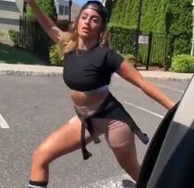 बिकिनी से लेकर हिजाब तक पहन लड़कियों ने गाड़ी से उतर किया डांस, जिसने भी देखा हो गया इनका कायल