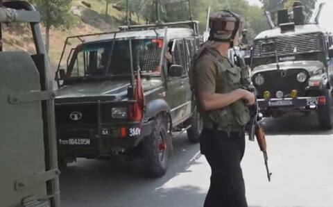 जम्मू-कश्मीर: पुलिस कांस्टेबल का आतंकियों ने अपहरण किया जम्मू-कश्मीर: पुलिस कांस्टेबल का आतंकियों ने अपहरण किया