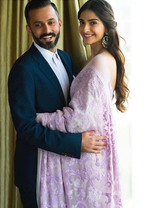 बेहद रोमांटिक दिखने वाली इस तस्वीर में उनके साथ पति आनंद आहूजा भी नजर आ रहे हैं. (तस्वीर-इंस्टाग्राम)
