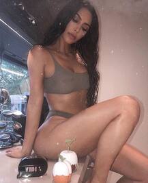 एक बार फिर फैंस को टीज़ करती नजर आई किम कर्दाशियां , देखें तस्वीरें