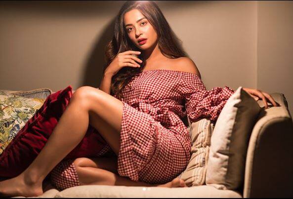 हाल ही में सुरवीन चावला ने इंस्टाग्राम पर फोटोशूट की कई फोटो शेयर की हैं जिसमें वो बेहद ही बोल्ड अंदाज में दिखीं. (तस्वीर: इंस्टाग्राम)