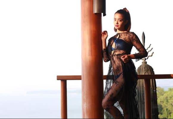 सुरवीन ने एक इंटरव्यू में कहा था कि वो नेटफ्लिक्स की कई सीरिज पहले भी देख चुकी हैं. उन्होंने आगे कहा कि इसके जरिए बहुत कुछ सीखने को मिला है. इस सीरिज में काम करना उनके लिए सम्मान की बात थी. (तस्वीर: इंस्टाग्राम)