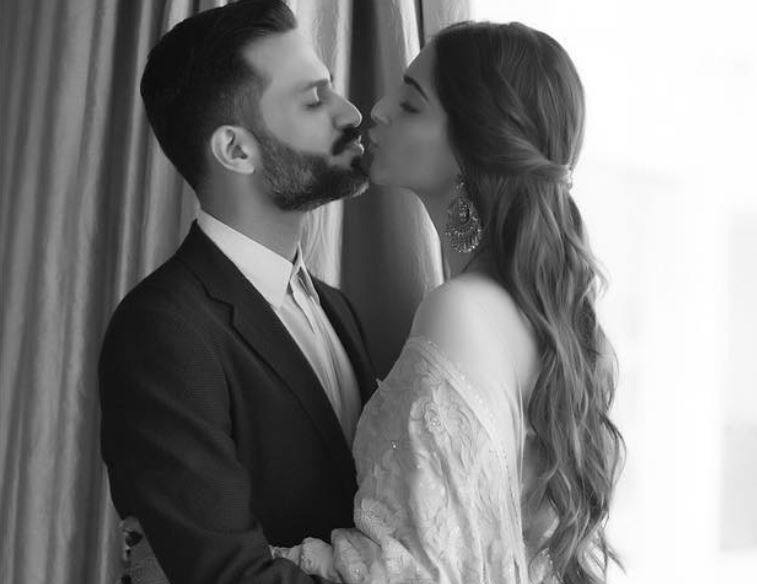 फोटोशूट के दौरान पति आनंद आहूजा संग रोमांटिक हुईं सोनम कपूर Sonam kapoor photoshoot with husband anand ahuja फोटोशूट के दौरान पति आनंद आहूजा संग रोमांटिक हुईं सोनम कपूर