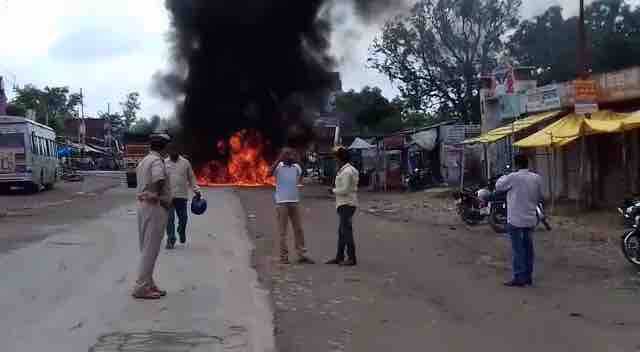 यूपी के जौनपुर में ट्रक से कुचलकर 6 लोगों की मौत के बाद हंगामा, गुस्साई भीड़ ने ट्रक में लगाई आग