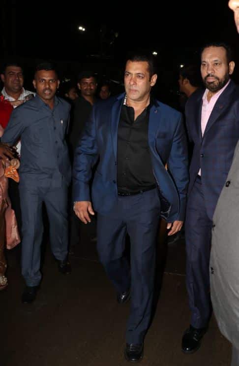 पूर्णा पटेल की शादी में लंबे समय के बाद ये तीनों अभिनेत्रियां एक छत के नीचे नज़र आई. सलमान इस दौरान काफी हैंडसम लगे. (तस्वीर: मानव मंगलानी)