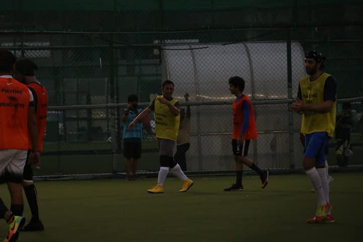 मुंबई में आज शाम एक फुटबॉल मैच का आयोजन किया गया जिसमें टीम इंडिया के पूर्व कप्तान महेंद्र सिंह धोनी, बॉलीवुड अभिनेता ईशान खट्टर और अपारशक्ति खुराना समेत कई सितारे नज़र आए. (तस्वीर मानव मंगलानी)