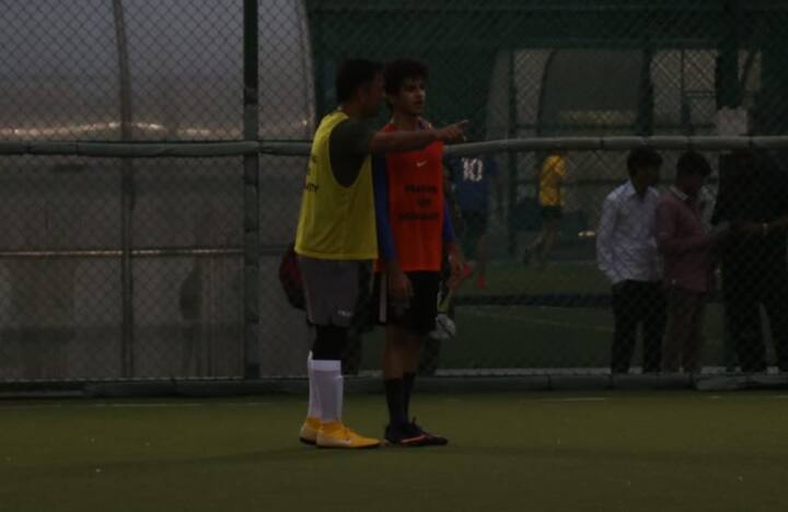 मैच के दौरान एम एस धोनी अभिनेता ईशान खट्टर से बात करते नज़र आए. (तस्वीर मानव मंगलानी)