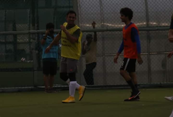 धोनी फुटबॉल खेलना काफी पसंद करते हैं. (तस्वीर मानव मंगलानी)