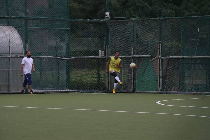 बॉल पर किक लगाते एम एस धोनी. (तस्वीर मानव मंगलानी)