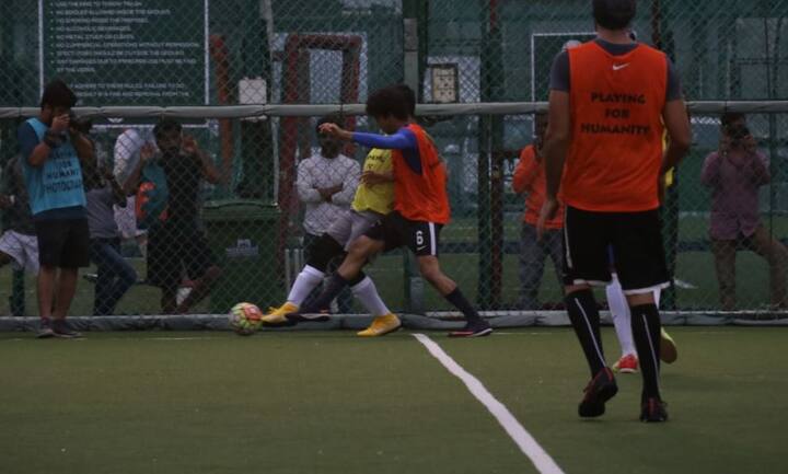 ईशान खट्टर और धोनी ऐक्शन में. (तस्वीर मानव मंगलानी)