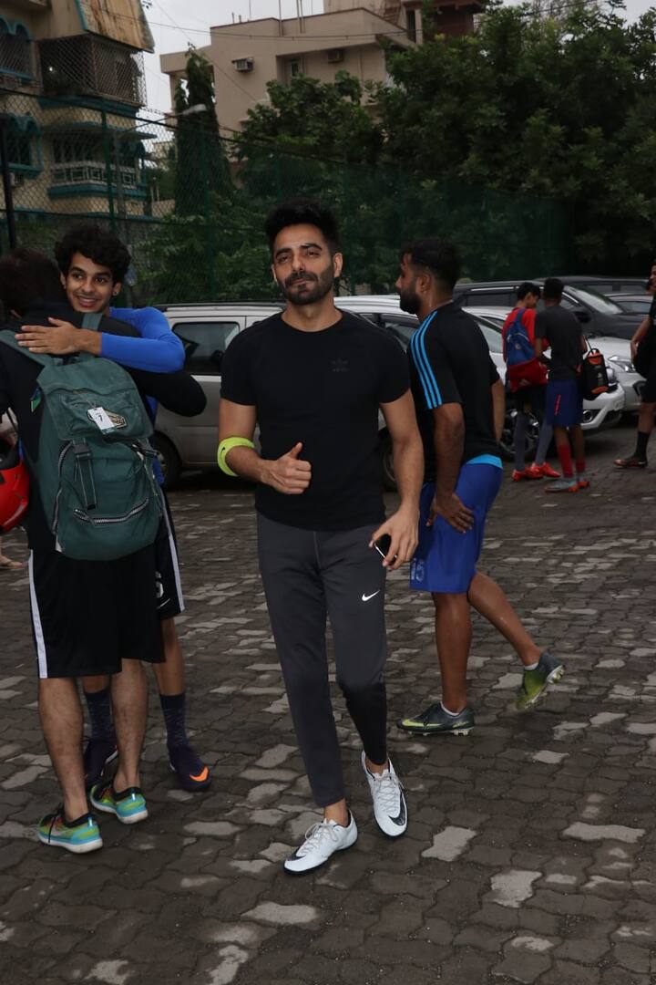 फुटबॉल मैच से पहले अपारशक्ति खुराना. (तस्वीर मानव मंगलानी)