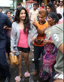 ‘धड़क’ की कामयाबी के बाद फैमिली के साथ लंच पर निकलीं जाह्नवी कपूर, देखें तस्वीरें