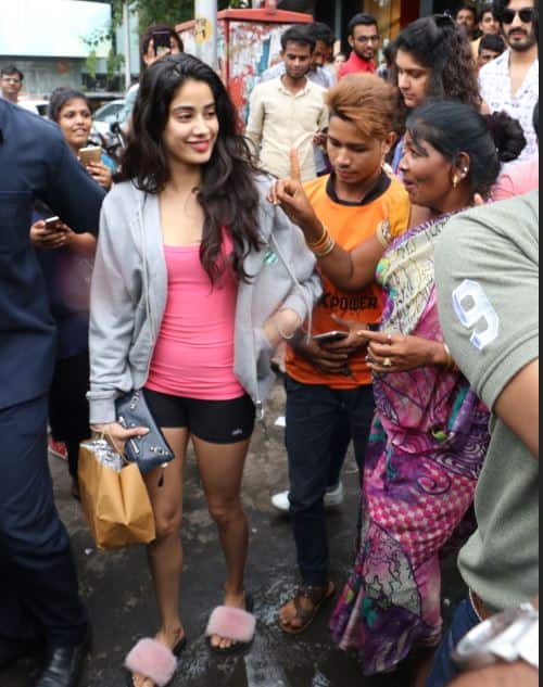 ‘धड़क’ की सफलता के बाद जाह्नवी कपूर बेहद खुश हैं. आज जाह्नवी परिवार के कुछ सदस्यो के साथ मुंबई में लंच करती नज़र आईं. इस दौरान उनके साथ बहन खुशी कपूर, अंशुला कपूर, मोहित मारवाह और उनकी पत्नी अंतरा मोतिवाला और शनाया कपूर नज़र आईं. (तस्वीर: मानव मंगलानी)