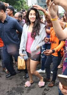 ‘धड़क’ की कामयाबी के बाद फैमिली के साथ लंच पर निकलीं जाह्नवी कपूर, देखें तस्वीरें