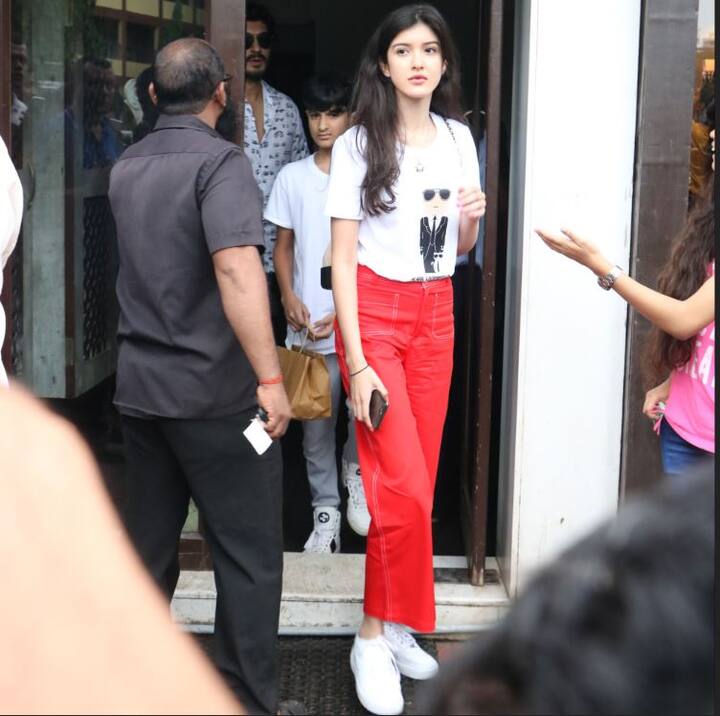 शनाया कपूर लंच में रेड पैंट और सफेद टी शर्ट में पहुंची थीं. (तस्वीर: मानव मंगलानी)