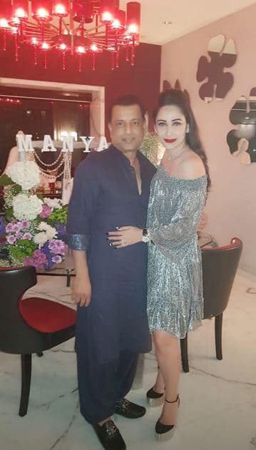 इस खास सेलिब्रेशन में संजय दत्त के बेस्ट फ्रेंड कमली यानी की परेश भी शामिल हुए. मान्यता ने उनके साथ ये तस्वीर शेयर की.