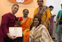 एक्ट्रेस आशका गोराडिया के पति पढ़ा सकते हैं योग का पाठ, जाने कैसे