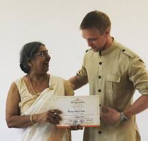 एक्ट्रेस आशका गोराडिया के पति पढ़ा सकते हैं योग का पाठ, जाने कैसे