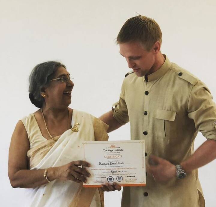  ब्रेंट ने इस मौके पर सर्टिफिकेट के साथ अपनी तस्वीर इंस्टाग्राम पर फैंस के साथ शेयर की है. (तस्वीर-इंस्टाग्राम)