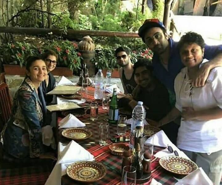 एक और तस्वीर सामने आई है जिसमें फिल्म की पूरी टीम डाइनिंग टेबल पर साथ में नजर आ रहे हैं. इस तस्वीर में आलिया भट्ट, डिंपल कपाड़िया और रणबीर कपूर नजर आ रहे हैं. 