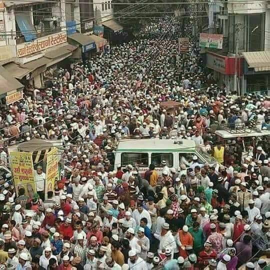 अज़हरी मियां पर विवादित पोस्ट लिखने वालों की गिरफ्तारी, भीड़ देख कर पुलिस भी हो गई थी परेशान