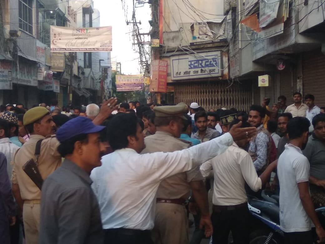 अज़हरी मियां पर विवादित पोस्ट लिखने वालों की गिरफ्तारी, भीड़ देख कर पुलिस भी हो गई थी परेशान