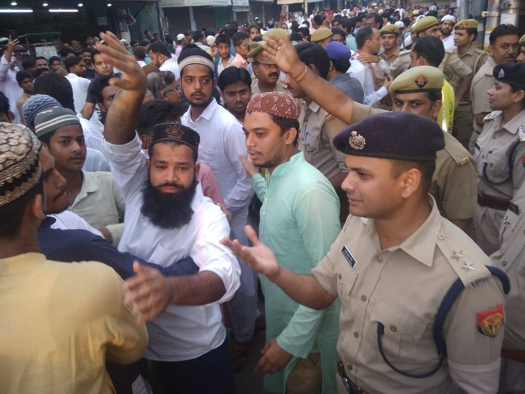 अज़हरी मियां पर विवादित पोस्ट लिखने वालों की गिरफ्तारी, भीड़ देख कर पुलिस भी हो गई थी परेशान bareilly police arrest two people who comments on azhari miyan अज़हरी मियां पर विवादित पोस्ट लिखने वालों की गिरफ्तारी, भीड़ देख कर पुलिस भी हो गई थी परेशान