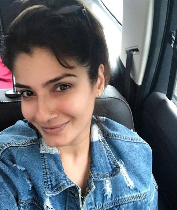 दरअसल ऐसे कई मौके आए जब एक्ट्रेस रवीना टंडन को बिना मेकअप स्पॉट किया गया. हालांकि रवीना रियल और रील लाइफ में काफी अलग तो हैं लेकिन लुक की बात करें तो बहुत ज्यादा फर्क नहीं है. (तस्वीर-इंस्टाग्राम)