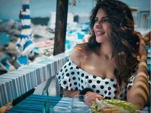 बिकिनी और स्विमसूट में नजर आकर शमा सिंकदर ने ढहा दिया है इंटरनेट पर कहर