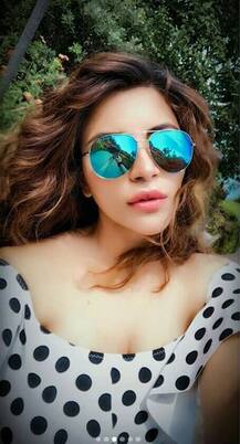 बिकिनी और स्विमसूट में नजर आकर शमा सिंकदर ने ढहा दिया है इंटरनेट पर कहर