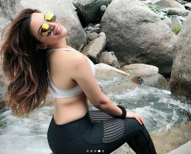 इंस्टाग्राम के जरिए सोशल मीडिया पर शेयर की गई तस्वीरों में शमा बेहद बोल्ड नजर आ रही हैं. (फोटो इंस्टाग्राम)