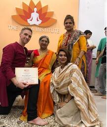 एक्ट्रेस आशका गोराडिया के पति पढ़ा सकते हैं योग का पाठ, जाने कैसे