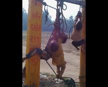 अमरोहा : पिता ने पार की हैवानियत की सारी हदें, 10 रुपए के लिए बच्चों को बिजली के खंभे से लटका कर पीटा