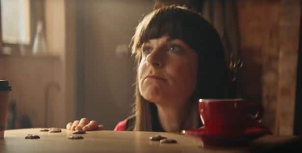 एक्सपर्ट की मानें तो ऐसा करने से आपका गला चौक हो सकता है और आपकी मौत हो सकती है. फोटोः यूट्यूब वीडियो