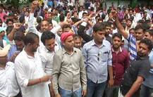 यूपी पीएससी के खिलाफ प्रतियोगी छात्रों ने खोला मोर्चा, दफ्तर पर ताला लगाकर की नारेबाजी