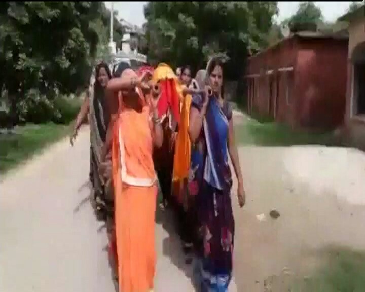 varanasi daughter give shoulder to her mother's bier बेटी ने दिया मां की अर्थी को कंधा तो बहुएं भी नहीं रहीं पीछे, शवयात्रा में भी गई महिलाएं