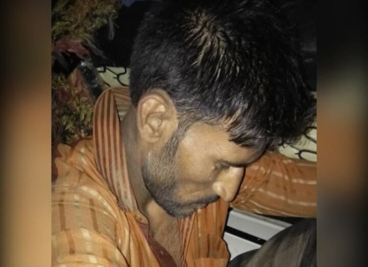 Alwar lynching: Mob lynching Victim Rakbar Khan Photo in police van Akbar Khan Looks Fine अलवर लिंचिंग: पुलिस कस्टडी में स्वस्थ दिख रहा था रकबर, चश्मदीद का दावा- पुलिस पिटाई में हुई मौत